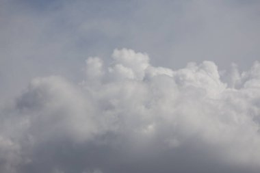 Mavi gökyüzünde beyaz bulut.