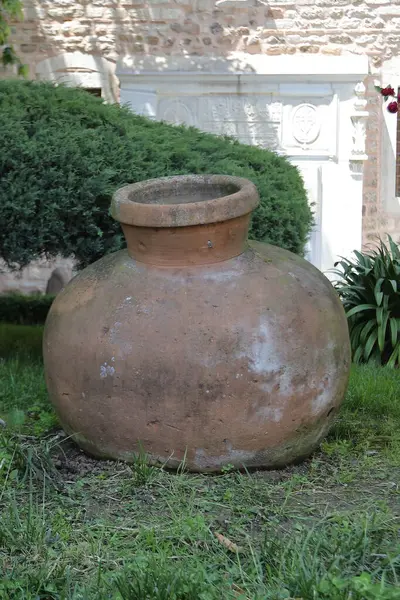 Bahçedeki antika vazo