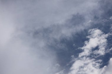 Beyaz bulutlu mavi gökyüzü