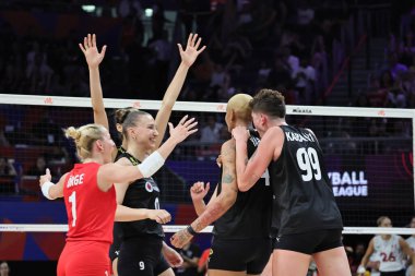 18-06-2025 İstanbul-Türkiye: Türk oyuncular Voleybol Milletler Ligi 2025 karşılaşmasında birlikte kutlama yapıyorlar