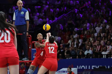 18-06-2025 İstanbul-Türkiye: Melissa Vargas Voleybol Milletler Ligi 2025 karşılaşmasında topu alıyor