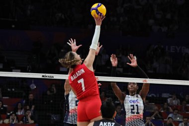18-06-2025 İstanbul-Türkiye: Voleybol Milletler Ligi 2025 karşılaşmasında Hande Baladin ağdan saldırıyor