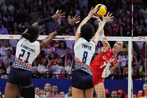 18-06-2025 İstanbul-Türkiye: Voleybol Milletler Ligi 2025 karşılaşmasında Hande Baladin bloğa çivilendi