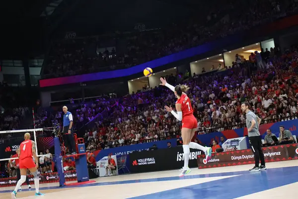 18-06-2025 İstanbul-Türkiye: Hande Baladin, Voleybol Milletler Ligi 2025 karşılaşmasında tam bir kalabalık önünde topa servis yapıyor