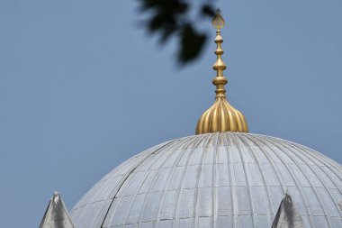 Eski caminin kubbesi mavi gökyüzünün arka planında.