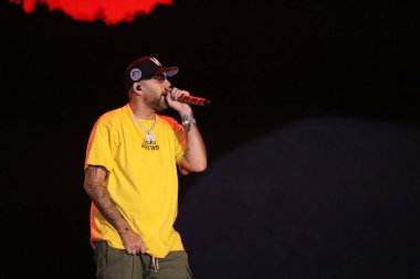 30-07-2023 İstanbul Türkiye: Rap sanatçısı Murdo dinamik ışıklandırma efektleriyle konserde canlı performans sergiliyor