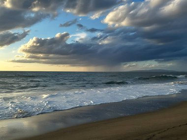 Güneşin altında denizin yakın çekim görüntüsü.