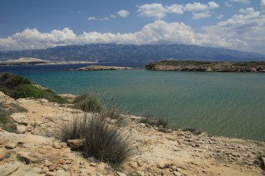 Makarska Riviera ve Biokovo dağ kitlesinin Drvenik manzarası