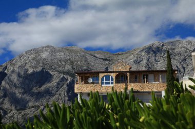 Tatilciler için Croati 'deki dağları gören ağaçlar arasında konaklama yerleri