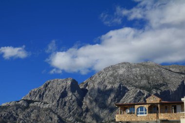 Tatilciler için Croati 'deki dağları gören ağaçlar arasında konaklama yerleri