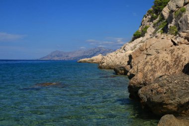 Hırvatistan 'da vahşi doğa kayalık sahil kıyısı kayalık plajı