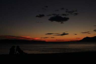 Birbirlerine aşık çiftler, oranın arka planına karşı.