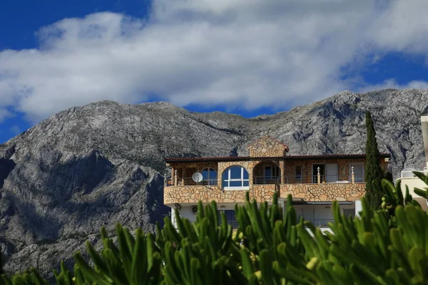 Tatilciler için Croati 'deki dağları gören ağaçlar arasında konaklama yerleri