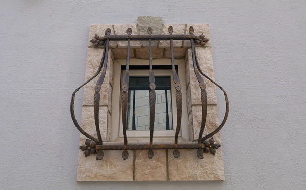 Ein Altes Gefängnisfenster Mit Stilvollen Gittern Gesichert — Stockfoto