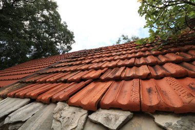 Drvenik 'teki Biokovo dağlarında terk edilmiş bir köyde terk edilmiş eski bir ev.