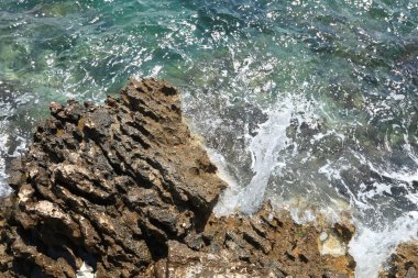 Dalgalar Hırvat kıyılarına çarpıyor.