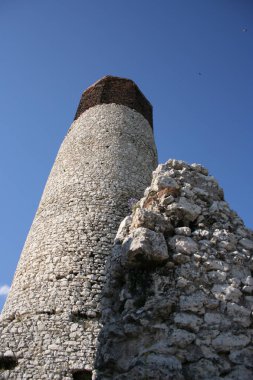 Olsztyn 'deki bir ortaçağ şatosunun kalıntıları. Kartal yuvalarının izleri.