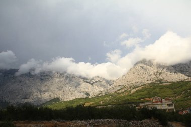 Hırvatistan 'daki Biokovo dağ sırasının üzerindeki bulutlu gökyüzü