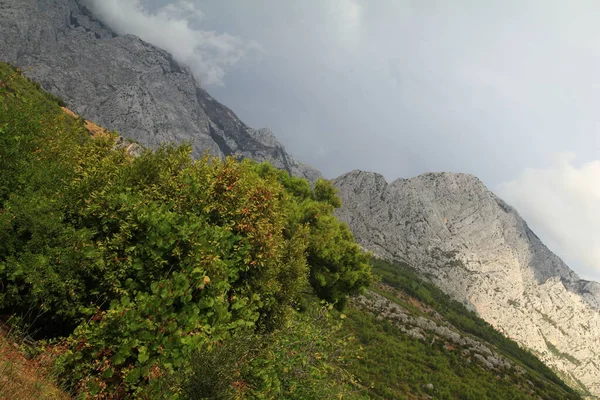 Хмарне Небо Над Гірським Хребтом Біоково Хорватії — стокове фото