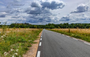 Olsztyn 'deki bir ortaçağ şatosunun kalıntıları. Kartal yuvalarının izleri.