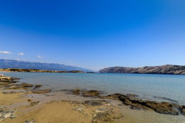 Hırvatistan 'ın Adriyatik Denizi' ndeki Rab adasında vahşi boş taşlı plaj.