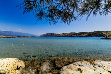 Hırvatistan 'ın Adriyatik Denizi' ndeki Rab adasında vahşi boş taşlı plaj.