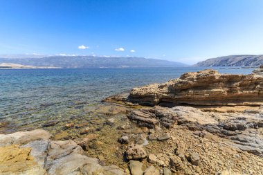 Hırvatistan 'ın Adriyatik Denizi' ndeki Rab adasında vahşi boş taşlı plaj.