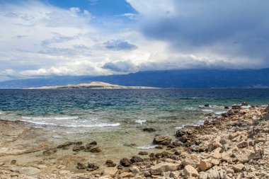 Hırvatistan 'ın Rab adasındaki insanların ulaşamayacağı terk edilmiş kayalık plajlar.