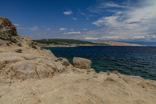 克罗地亚Rab岛上居民无法到达的被遗弃的岩石海滩 — 图库照片