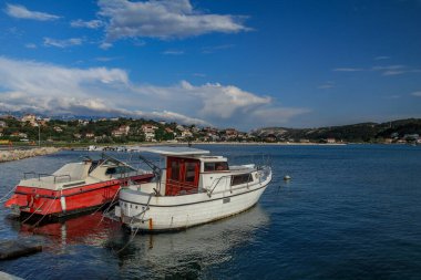 Hırvatistan 'da suda dinlenen su taksi balıkçı teknesi