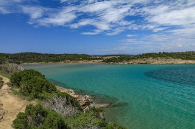 Mavi Adriyatik Denizi, Hırvatistan 'daki Rab adasının taşlı kıyısı.