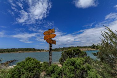 Mavi Adriyatik Denizi, Hırvatistan 'daki Rab adasının taşlı kıyısı.