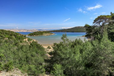 Hırvatistan 'ın Rab adasında insanların olmadığı ulaşılmaz bir sahil.