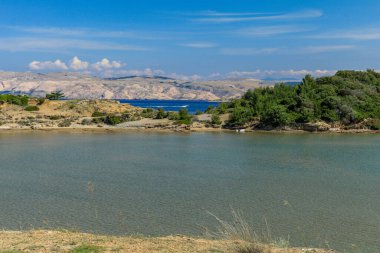 Hırvatistan 'ın Rab adasında insanların olmadığı ulaşılmaz bir sahil.