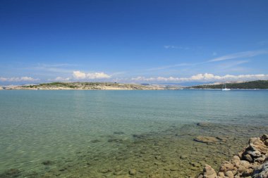 Hırvatistan 'ın Rab adasında insanların olmadığı ulaşılmaz bir sahil.