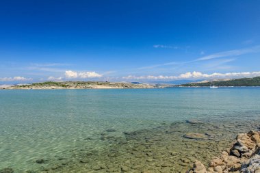 Hırvatistan 'ın Rab adasında insanların olmadığı ulaşılmaz bir sahil.