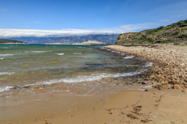 Hırvatistan 'da yaz aylarında Rab adasındaki Podsilo plajı