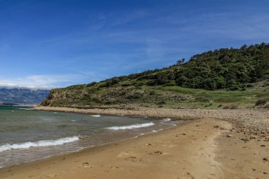 Hırvatistan 'da yaz aylarında Rab adasındaki Podsilo plajı