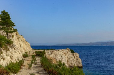 Croati 'deki Hvar adasında ulaşılamayan vahşi kumsallar.