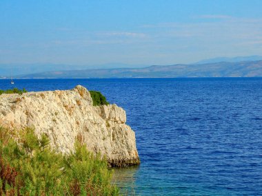 Croati 'deki Hvar adasında ulaşılamayan vahşi kumsallar.