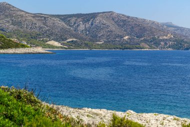Croati 'deki Hvar adasında ulaşılamayan vahşi kumsallar.