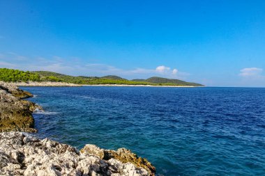 Croati 'deki Hvar adasında ulaşılamayan vahşi kumsallar.