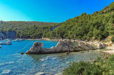 Croati 'deki Hvar adasında ulaşılamayan vahşi kumsallar.