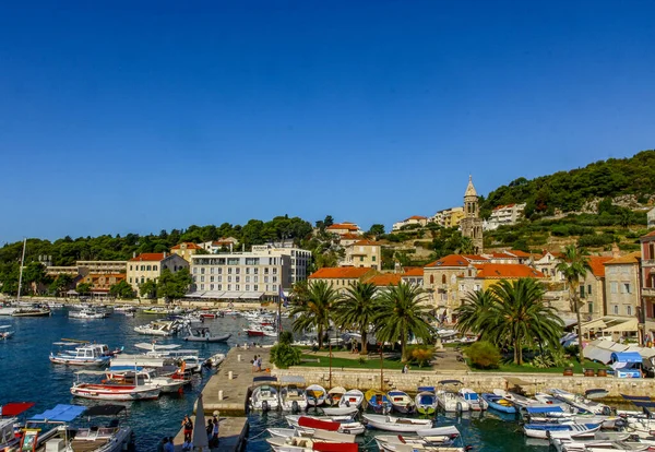 Adadaki Hvar kasabasının Panorama 'sı, Croati' deki kalenin tepesinde.