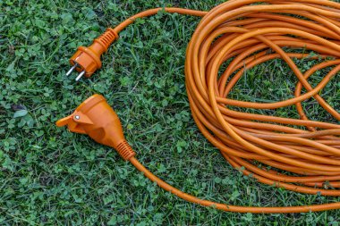 Bahçedeki elektrik uzatma kablosu ve elektrik bağlantısı.
