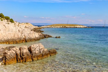 Hırvatistan 'ın Vis adasında ulaşılamayan vahşi plajlar