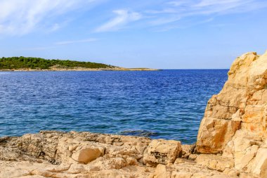 Hırvatistan 'ın Vis adasında ulaşılamayan vahşi plajlar