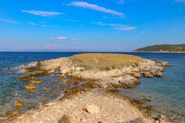 Hırvatistan 'ın Vis adasında ulaşılamayan vahşi plajlar