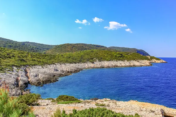 クロアチアのヴィス島の素晴らしい空の小石のビーチ — ストック写真