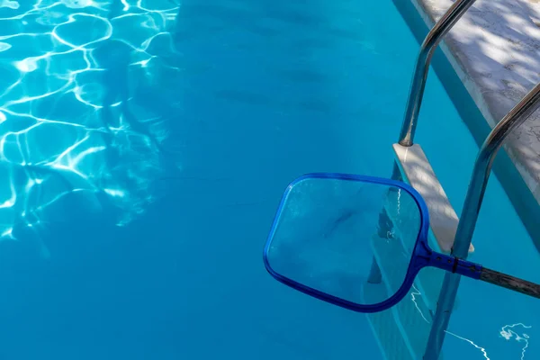 クリーニング プールの水クロアチアのクリーニングのための塩素化のストレーナー — ストック写真